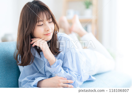 Young woman relaxing in the living room 118106807