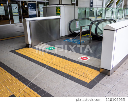 Example of braille blocks in front of an escalator 118106935