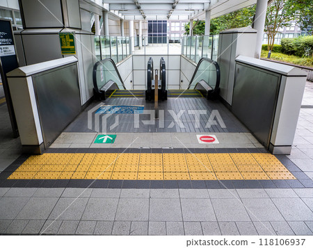 自動扶梯前安裝點字塊的範例 自動扶梯前安裝點字塊的範例 118106937