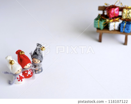 白色背景中的聖誕小矮人、長凳和禮物盒 118107122
