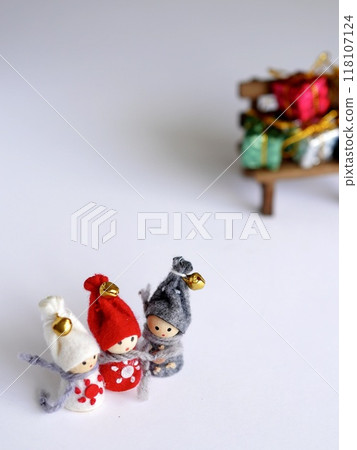 白色背景中的聖誕小矮人、長凳和禮物盒 白色背景中的聖誕小矮人、長凳和禮物盒 118107124