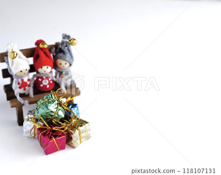 聖誕小矮人和放在長凳上的禮物 118107131
