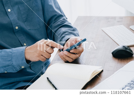 一個操作電腦和智能手機的人 118107661