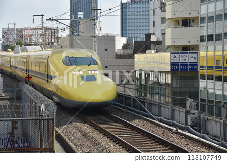 黃醫師新幹線在高架路段行駛 118107749