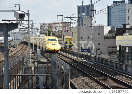 黃醫師新幹線在高架路段行駛 黃醫師新幹線在高架路段行駛 118107761