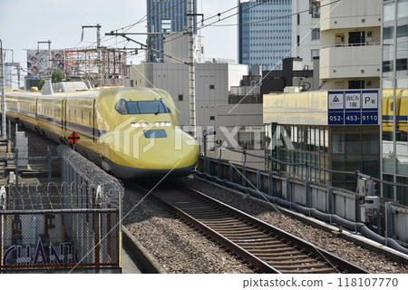 黃醫師新幹線在高架路段行駛 118107770