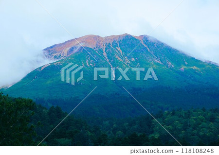 北海道的夏天，Onneto露營地，露營地，獨自露營，坐落在湖邊的露營地，安靜的湖面，晨霧 118108248