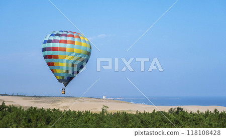 Image of enjoying the Tottori Sand Dunes by hot air balloon 118108428