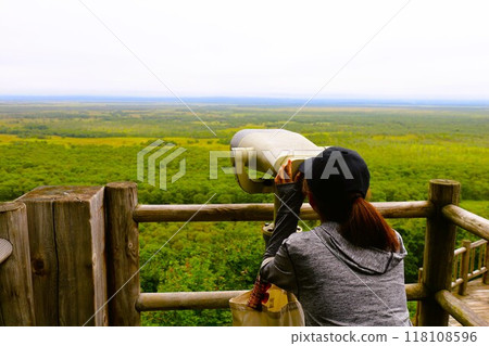 北海道的夏天,在北海道東部釧路看到的壯麗的釧路濕地,偉大的土地,濕地,釧路市濕地展望台,漫步在濕地森林 北海道的夏天,在北海道東部釧路看到的壯麗的釧路濕地,偉大的土地,濕地,釧路市濕地展望台,漫步在濕地森林 118108596