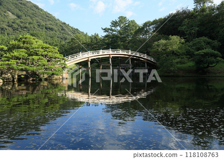 Ritsurin Garden in the Great Heat (Engetsukyo Bridge, late July) Ritsurin Garden in the Great Heat (Engetsukyo Bridge, late July) 118108763