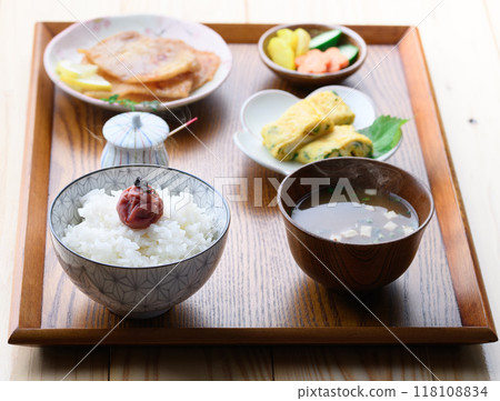 早餐形象：梅子飯、味噌湯、配菜 118108834