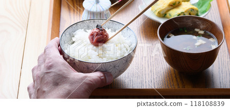 剛煮好的米飯,上面放著梅子和味噌湯 剛煮好的米飯,上面放著梅子和味噌湯 118108839