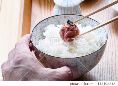 剛煮好的米飯配上醃李子 118108842