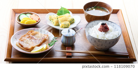 早餐圖:味淋乾梅子飯、味噌湯、配菜 早餐圖:味淋乾梅子飯、味噌湯、配菜 118109070