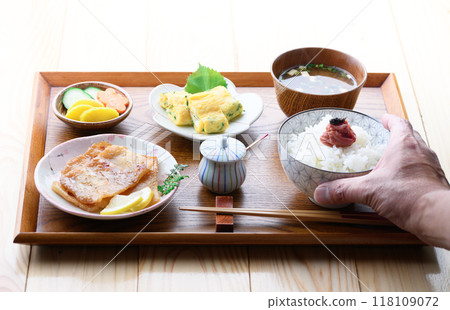 Breakfast image: Rice topped with dried sardines and pickled plums, miso soup, and side dishes 118109072