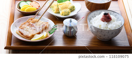 早餐圖:味淋乾梅子飯、味噌湯、配菜 早餐圖:味淋乾梅子飯、味噌湯、配菜 118109075