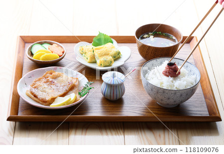 早餐圖:味淋乾梅子飯、味噌湯、配菜 早餐圖:味淋乾梅子飯、味噌湯、配菜 118109076