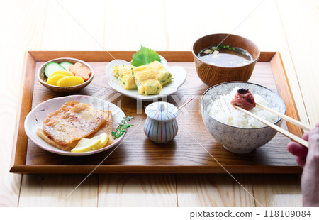 早餐圖：味淋乾梅子飯、味噌湯、配菜 118109084