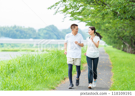 做跑步的資深夫婦 118109191