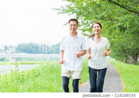 做跑步的資深夫婦 118109193