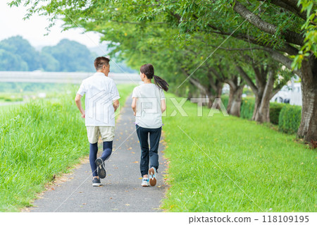 一對年長夫婦慢跑的背影 118109195