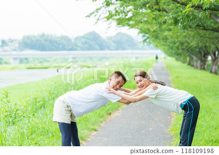 高級夫妻散步 118109198