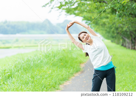 Senior women stretching 118109212