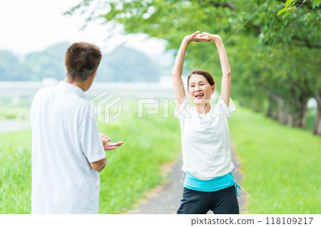 Senior couple preparing for exercise 118109217