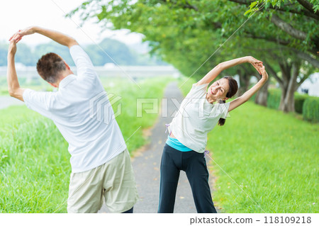 Senior couple stretching 118109218
