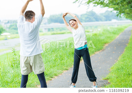 Senior couple stretching 118109219
