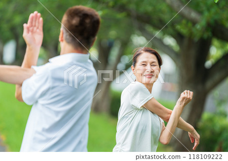 Senior couple stretching 118109222