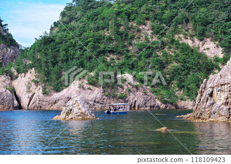 夏季鳥取縣浦富海岸鴨蓋莊周圍的遊船 夏季鳥取縣浦富海岸鴨蓋莊周圍的遊船 118109423