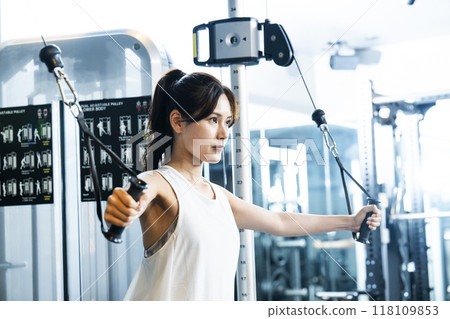 Young woman training in a sports gym 118109853