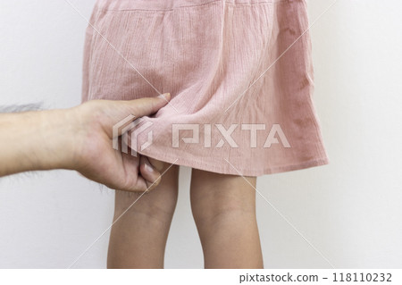 男人的手試圖掀起女孩的裙子（日本，4歲） 118110232
