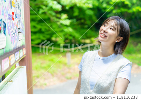 A woman traveling in Hakone A woman traveling A woman enjoying her holiday 118110238