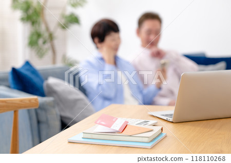 Senior couple relaxing in the living room 118110268