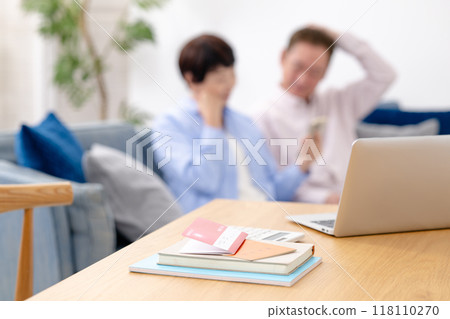 Senior couple relaxing in the living room 118110270