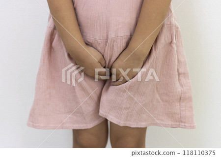 一個女孩抱著尿尿的圖片 118110375