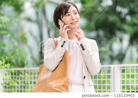 A woman making a phone call 118110403