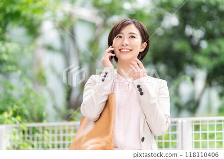 A woman making a phone call 118110406