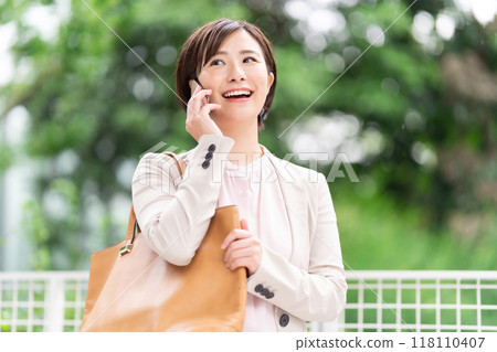 A woman making a phone call 118110407