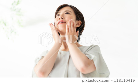 Middle female face care 118110419