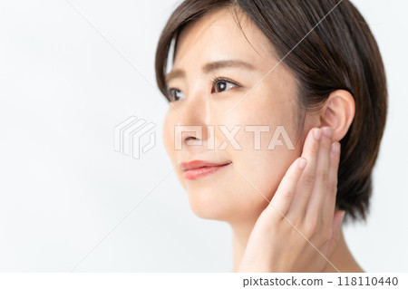 中女性耳朵輪廓 118110440