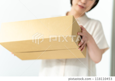 帶行李的婦女 118110453