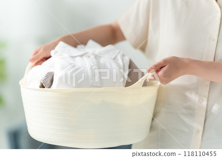 手拿著洗好的衣服 118110455