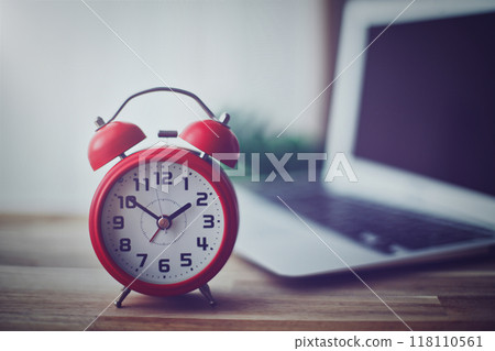打開筆記型電腦和紅色鬧鐘 118110561