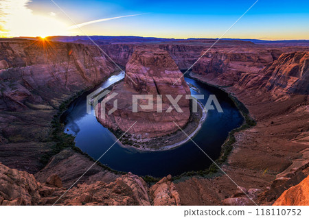 Sunset over Horseshoe Bend and Colorado river 118110752