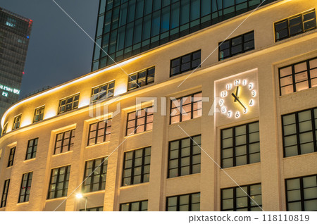 時鐘在晚上亮起，夜燈亮著 118110819