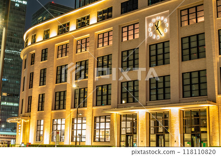 夜晚燈火通明的建築 118110820