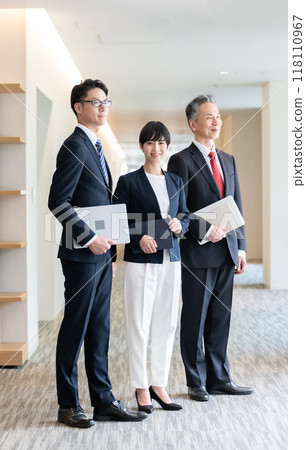 商務男人和女人的肖像 118110967